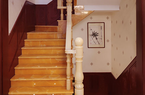 四会中式别墅室内汉白玉石楼梯的定制安装装饰效果